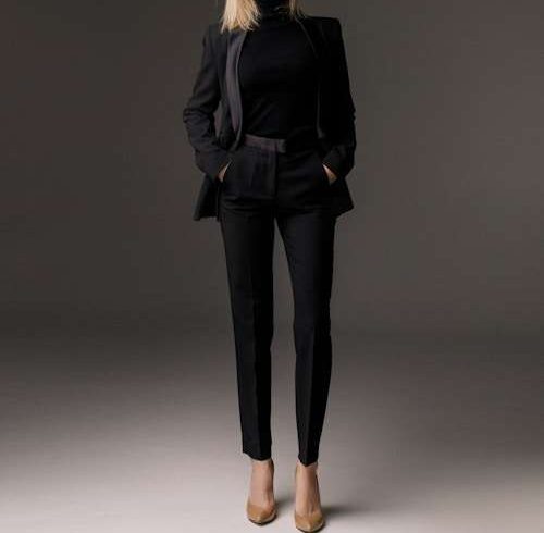 woman in black long sleeve shirt and black pants