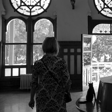 軽やかに持てる抜け感｜VASICの巾着レザーバッグ