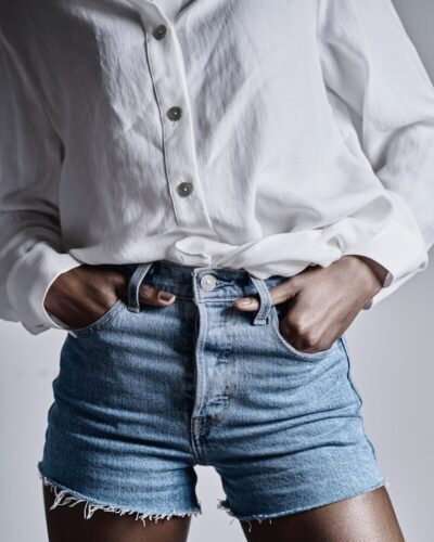 a person wearing a white shirt and blue jeans